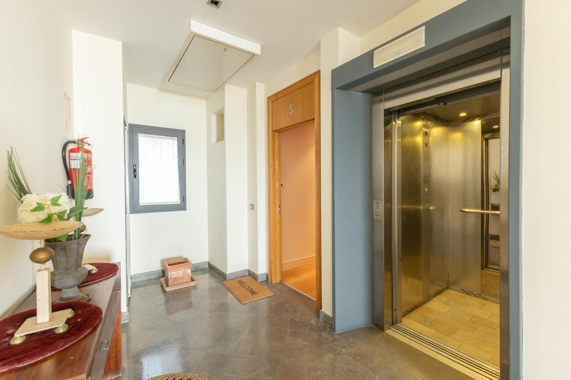 La Maestranza Charming One Or Two Bedrooms Apartments By Ocityzen Siviglia Esterno foto